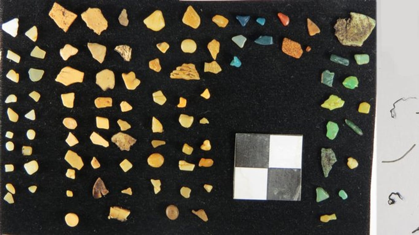Plastikteilchen aus dem Magen eines Weihnachts-Sturmtauchers (Puffinus nativitatis), der tot auf der Pazifikinsel Salas y Gómez gefunden wurde.