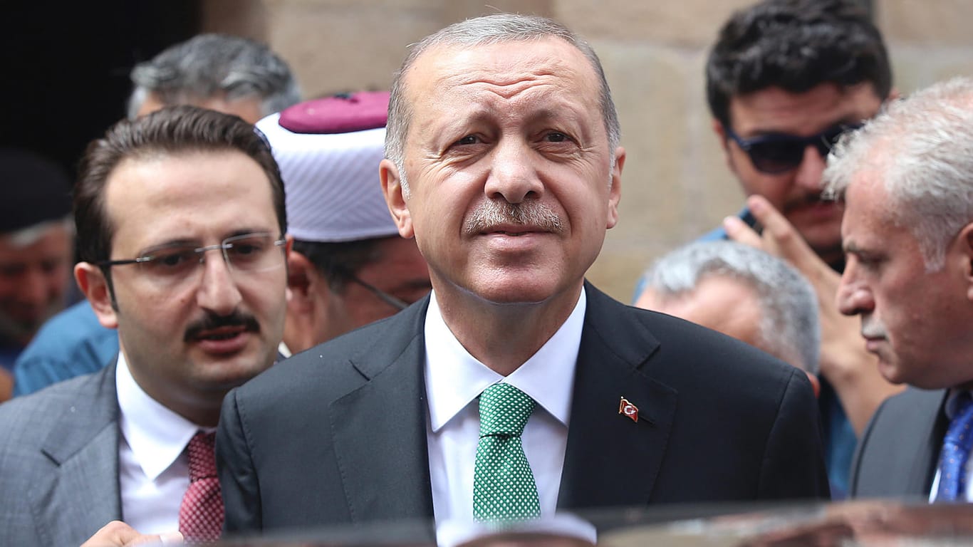 Erdogan spricht mit Anhängern nach dem Freitagsgebet im türkischen Baybrut: Für die aktuelle Währungskrise sucht der türkische Präsident die Verantwortlichen im Ausland.