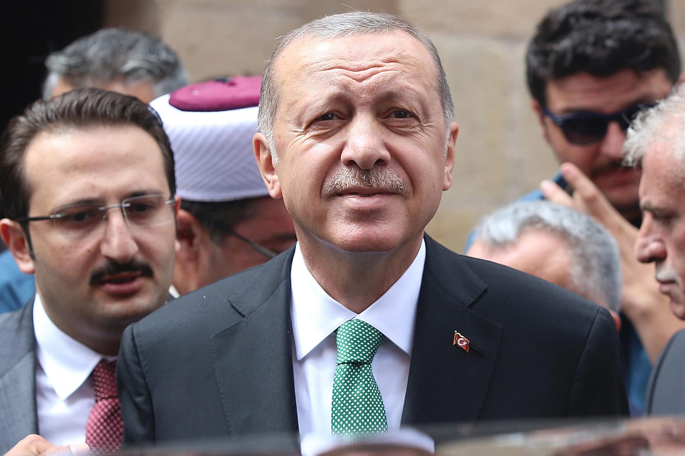 Erdogan spricht mit Anhängern nach dem Freitagsgebet im türkischen Baybrut: Für die aktuelle Währungskrise sucht der türkische Präsident die Verantwortlichen im Ausland.