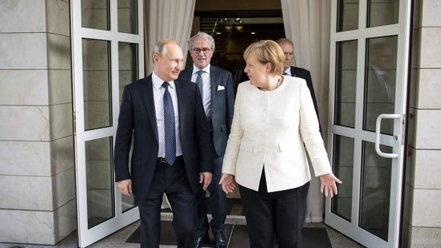 Kremlchef Wladimir Putin und Bundeskanzlerin Angela Merkel im russischen Badeort Sotschi. Kremlchef Wladimir Putin und Bundeskanzlerin Angela Merkel im russischen Badeort Sotschi.