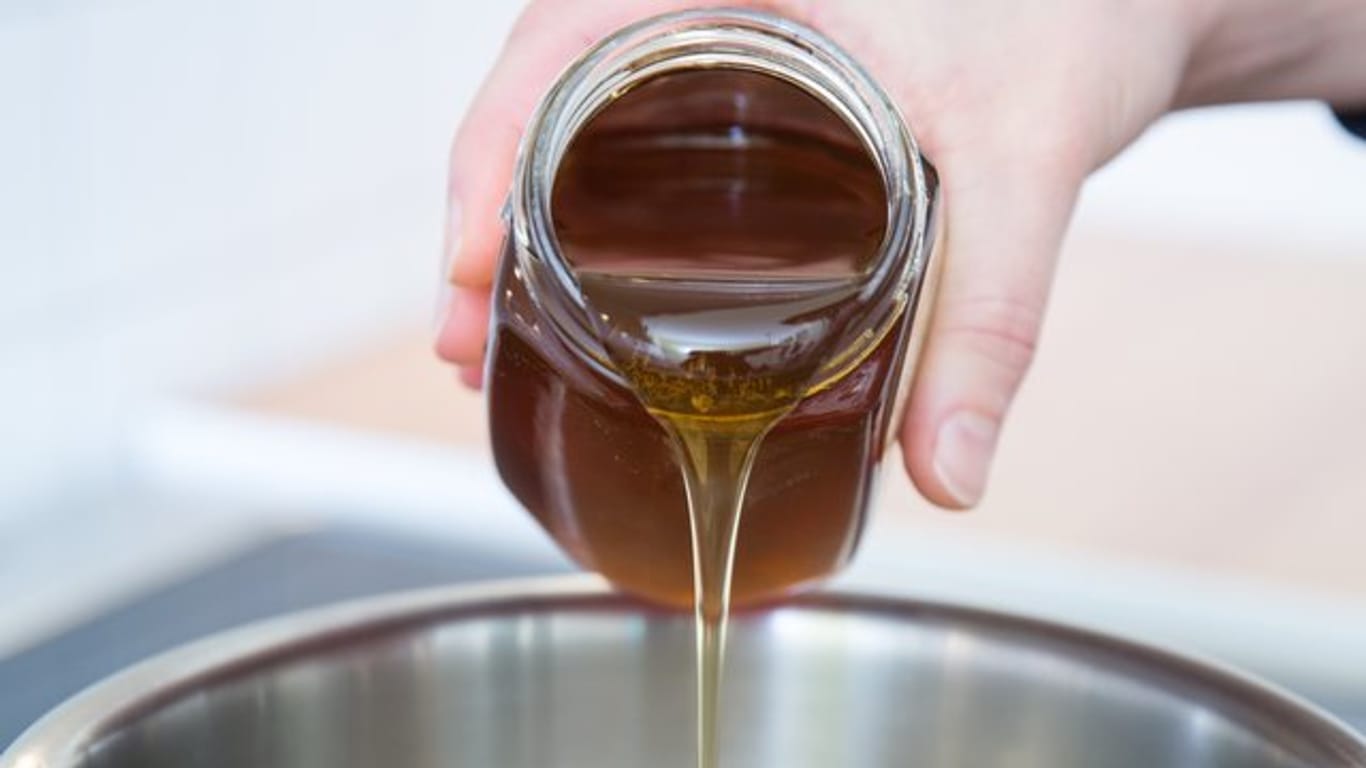 Flüssiger Honig lässt sich beim Backen am besten verarbeiten.
