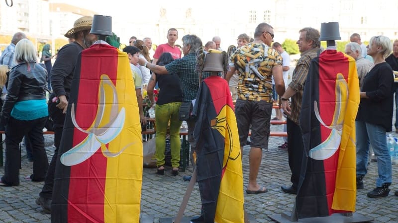 Sie nannten es Kunst: Rechte Aktivisten bauten am Rande einer Pegida-Demo Puppen mit Bananenflaggen auf.