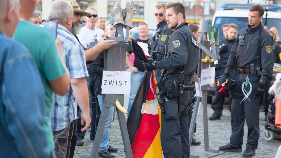 Zwist um Bananen: Polizisten stellten im August 2017 Fahnen mit Südfrucht-Aufdruck sicher. Jetzt steht fest, dass es sich nicht um eine Straftat handelte.