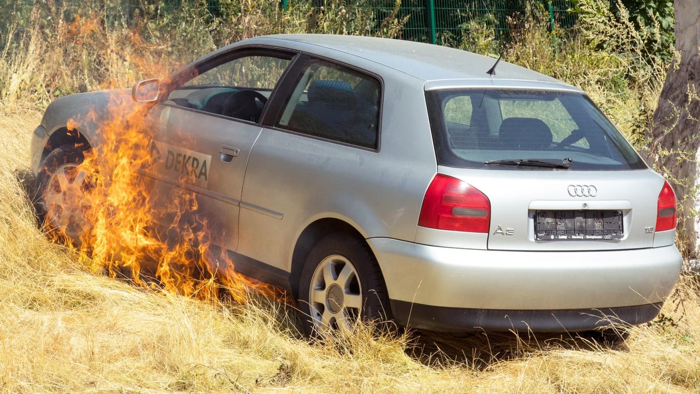 Parken bei Dürre: Eine trockene Wiese oder Böschung kann durch die Hitze der Abgasanlage schnell Feuer fangen.