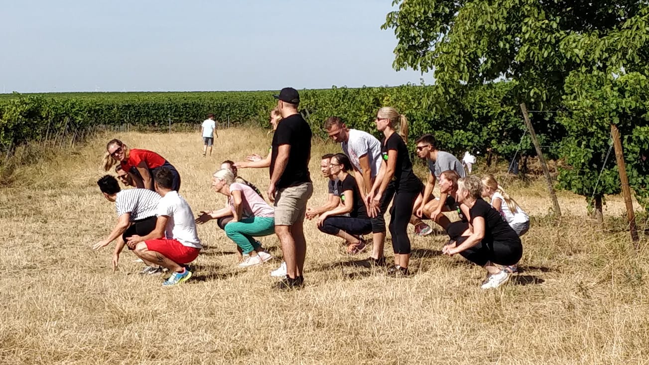 Mitglieder des Tanz- und Jazzgymnastikvereins Biebelnheim führen in einem Weinberg einen Regentanz auf: 17 Tänzer unterstützten die Winzerin bei ihrem Vorhaben. Mitglieder des Tanz- und Jazzgymnastikvereins Biebelnheim führen in einem Weinberg einen Regentanz auf: 17 Tänzer unterstützten die Winzerin bei ihrem Vorhaben.
