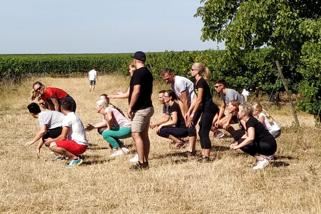 Mitglieder des Tanz- und Jazzgymnastikvereins Biebelnheim führen in einem Weinberg einen Regentanz auf: 17 Tänzer unterstützten die Winzerin bei ihrem Vorhaben.
