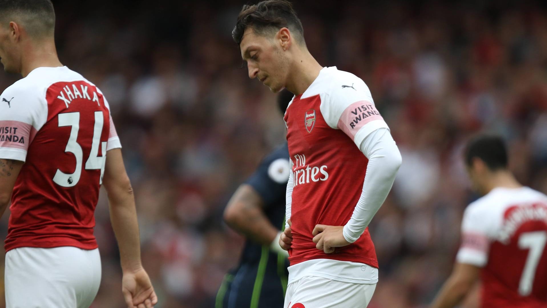 Enttäuschender Premier-League-Start: Mesut Özil nach Arsenals Auftaktniederlage gegen Manchester City.