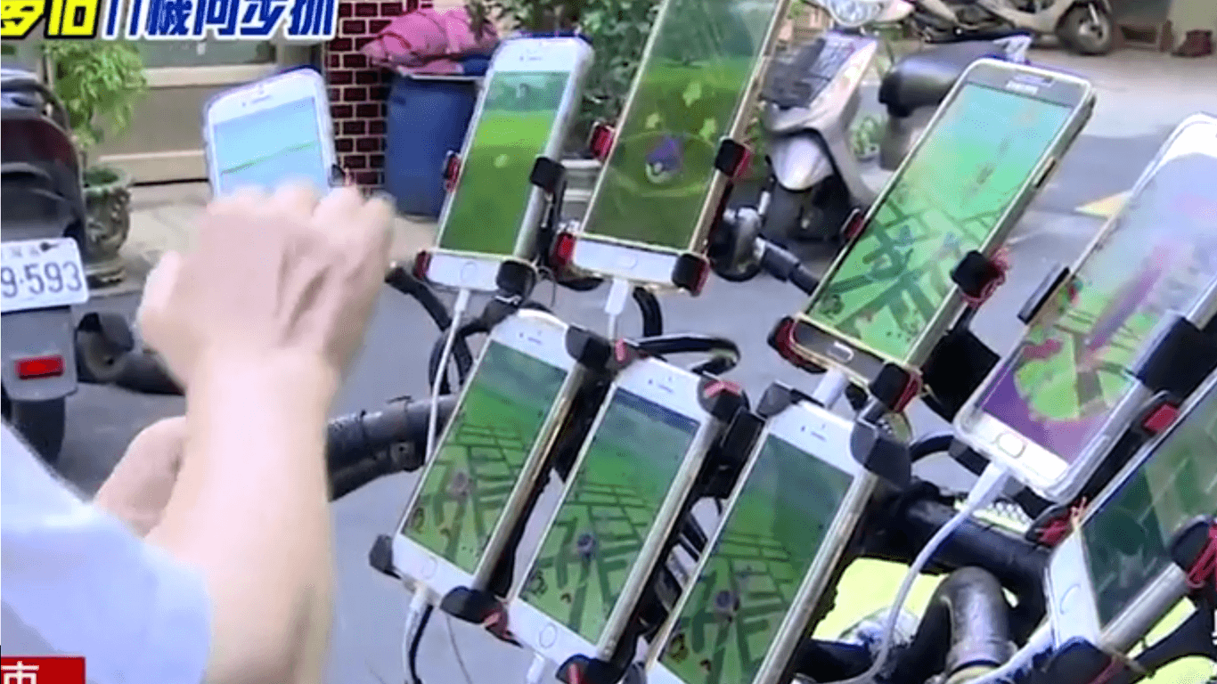 Hauptsache gut gerüstet: Der Taiwanese jagt mit immer mehr Smartphones. Aus sechs wurden erst neun, dann elf und nun sollen es 15 werden.
