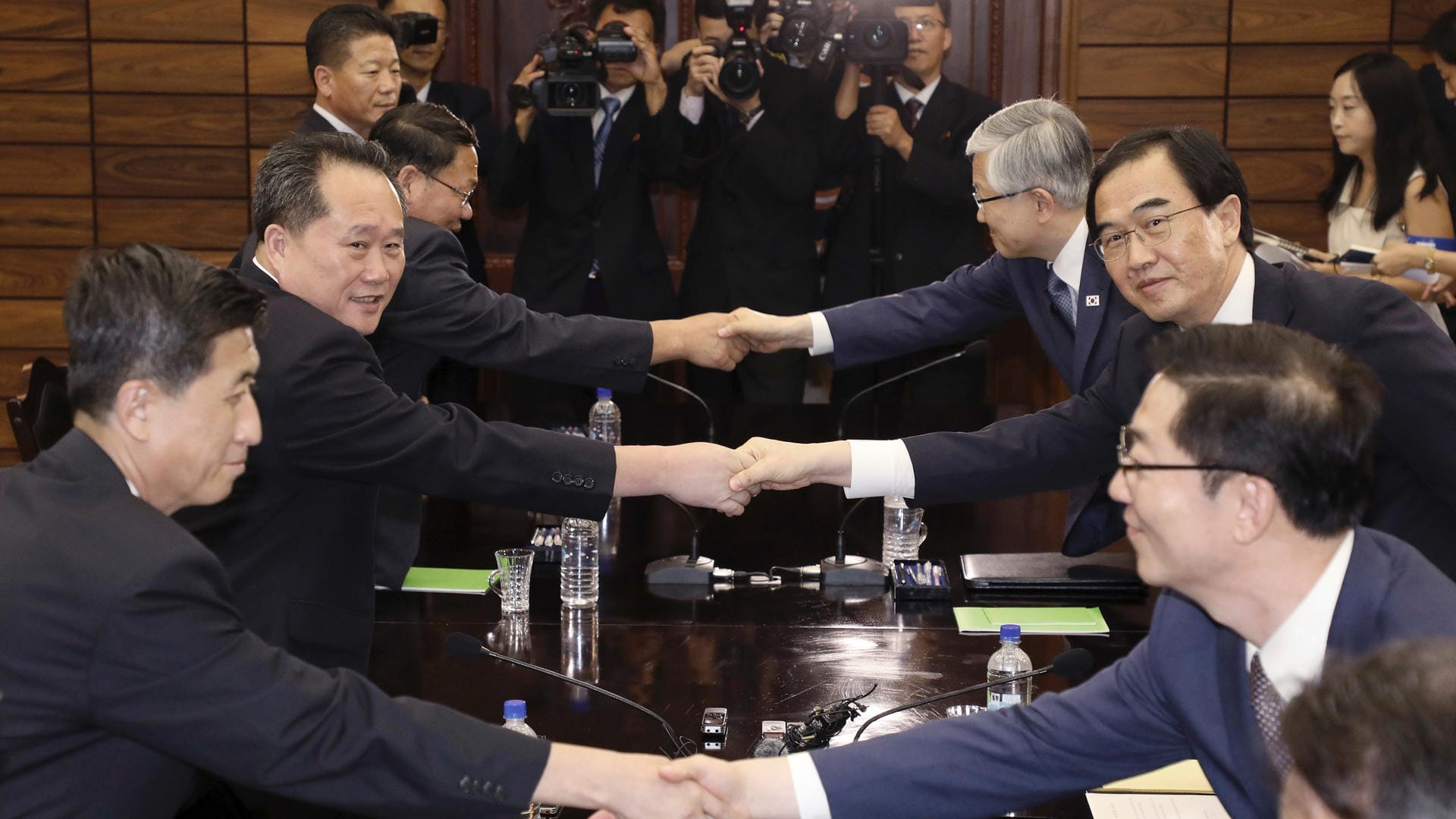 Die Vereinigungsminister aus Nord- und Südkorea (2. Reihe) schütteln sich die Hände: Ihre gemeinsame Stellungnahme bestand aus nur drei Sätzen. Die Vereinigungsminister aus Nord- und Südkorea (2. Reihe) schütteln sich die Hände: Ihre gemeinsame Stellungnahme bestand aus nur drei Sätzen.