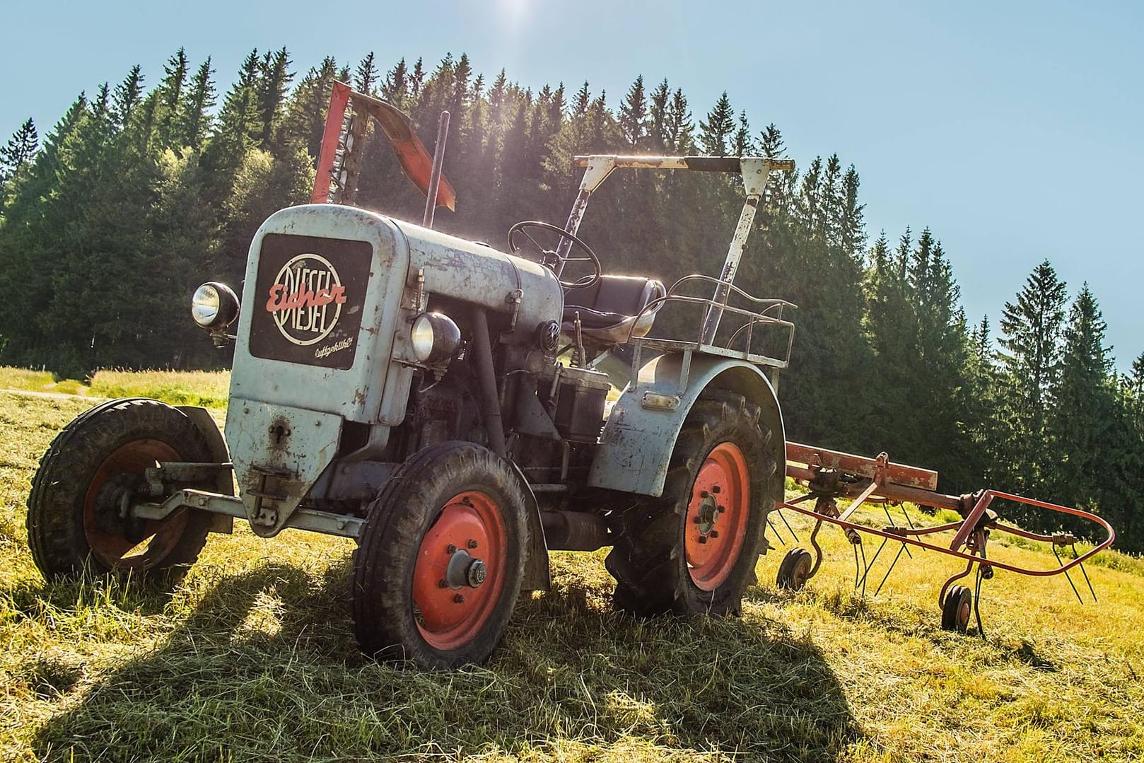 Ein alter Traktor: Da der Oldtimer keine Fahrerkabine hatte, waren die beiden Personen gut zu sehen. (Symbolbild)
