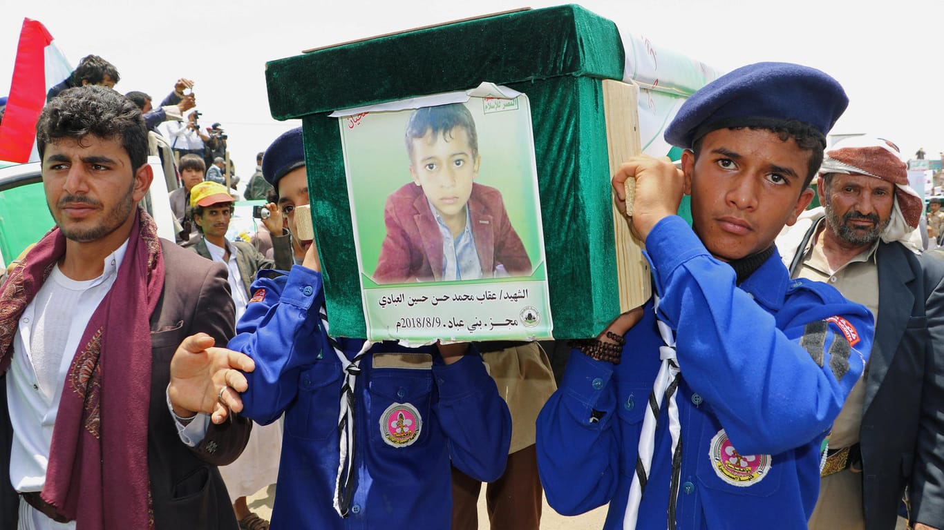 Pfadfinder tragen den Sarg eines Jungen, der bei dem Angriff getötet wurde: Die saudi-arabische Militärkoalition hatte einen Bus im nördlichen Jemen attackiert.