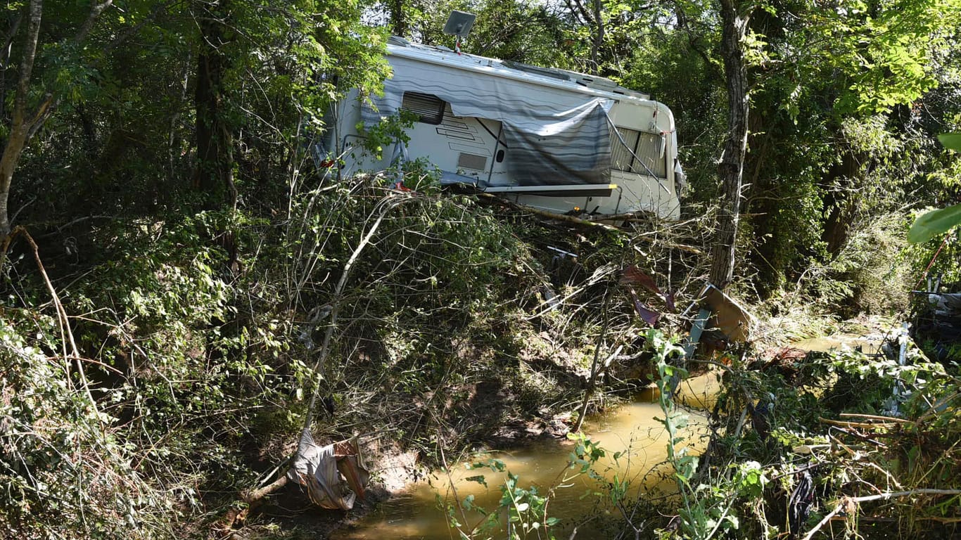 Ein Wohnwagen, der durch die Überschwemmungen beschädigt wurde: Der Vermisste wurde zuletzt gesehen, als das Wasser den Zeltplatz erreichte.