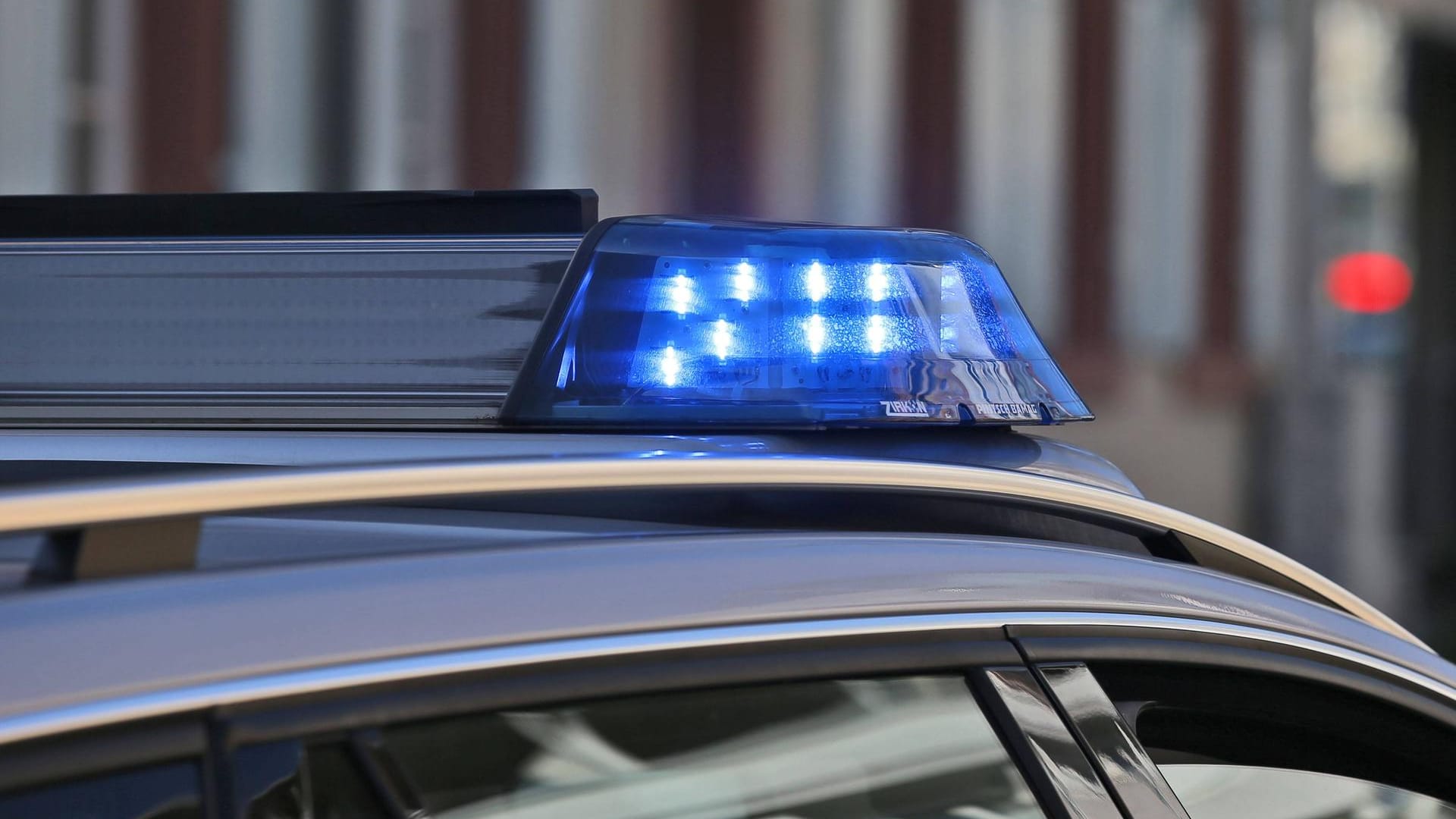 Das Blaulicht auf einem Polizeifahrzeug: Mit acht Streifenwagen rückten die Einsatzkräfte an. (Symbolbild)