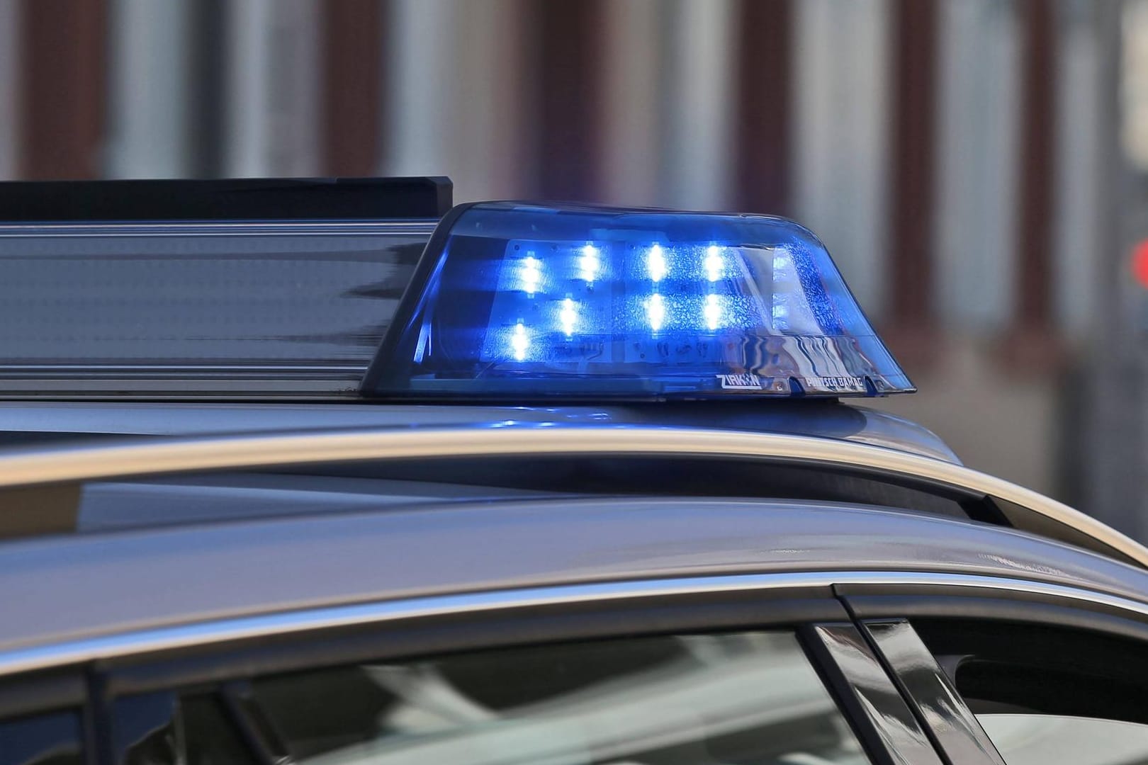 Das Blaulicht auf einem Polizeifahrzeug: Mit acht Streifenwagen rückten die Einsatzkräfte an. (Symbolbild)