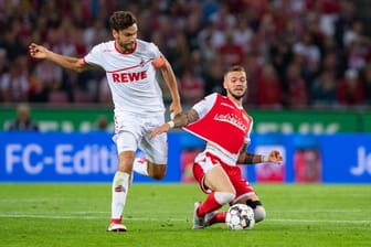 Zweikampf: Kölns Nationalspieler Jonas Hector (l.) zerrt am Trikot von Berlins Marcel Hartel.