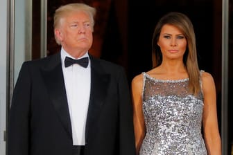 First Lady Melania Trump mit ihrem Ehemann: Schon lange wird über die Ehe des US-Präsidenten Donald Trump spekuliert – nun erhalten die Gerüchte durch ein Insider-Buch neue Nahrung.