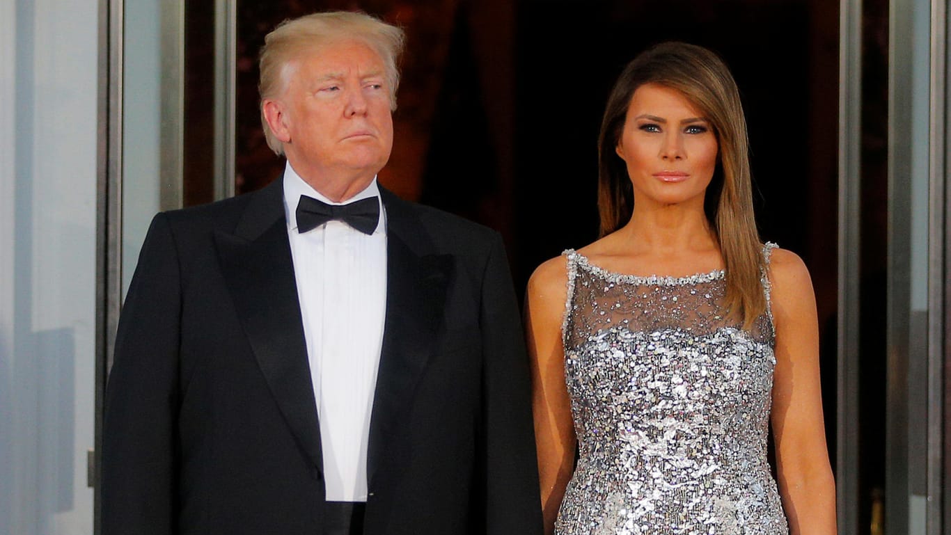 First Lady Melania Trump mit ihrem Ehemann: Schon lange wird über die Ehe des US-Präsidenten Donald Trump spekuliert – nun erhalten die Gerüchte durch ein Insider-Buch neue Nahrung.