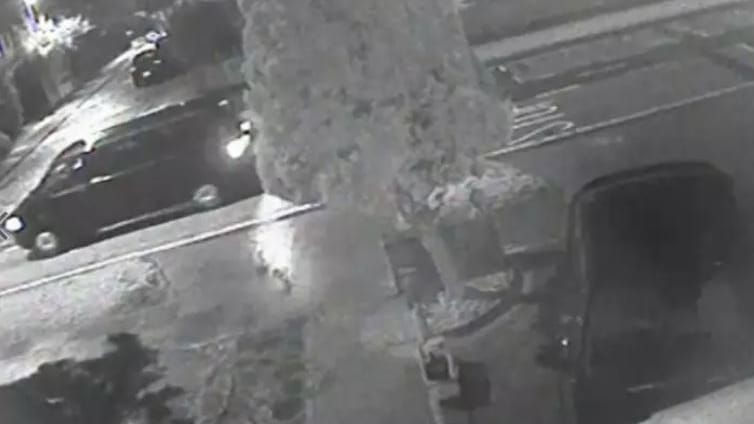Ein schwarzer Van der Marke Volkswagen in der Straße des Tatorts: Die Ermittler der britischen Polizei bitten die Öffentlichkeit um Hinweise im Fall des ermordeten russischen Geschäftsmanns Gluschkow. Ein schwarzer Van der Marke Volkswagen in der Straße des Tatorts: Die Ermittler der britischen Polizei bitten die Öffentlichkeit um Hinweise im Fall des ermordeten russischen Geschäftsmanns Gluschkow.