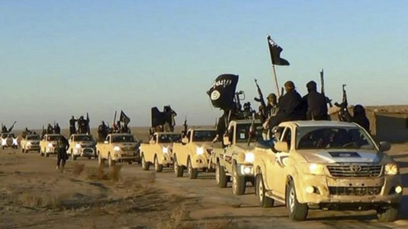 Ein Fahrzeugkonvoi mit Mitgliedern der Terrormiliz Islamischer Staat (IS) bei Al-Rakka in Syrien.