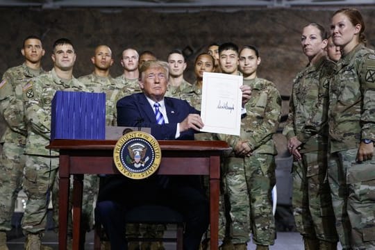 US-Präsident Trump zeigt in der Militärbasis Fort Drum das frisch unterzeichnete Gesetz zum Verteidigungsetat.