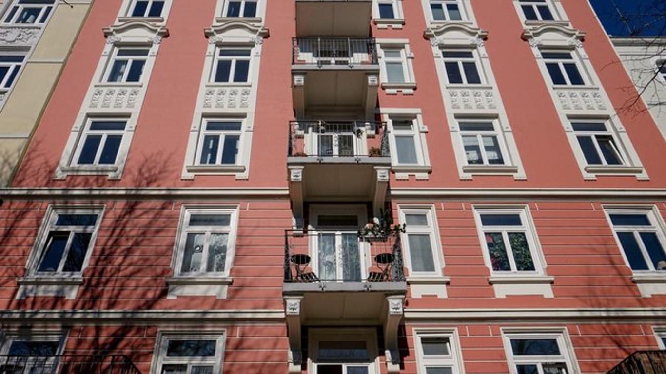 Mehrfamilienhaus in Hamburg-Eppendorf: Gerade junge Familien in Großstädten können sich immer seltener Mietwohnungen oder Häuser leisten und prüfen daher einen Immobilienkauf im Umland.
