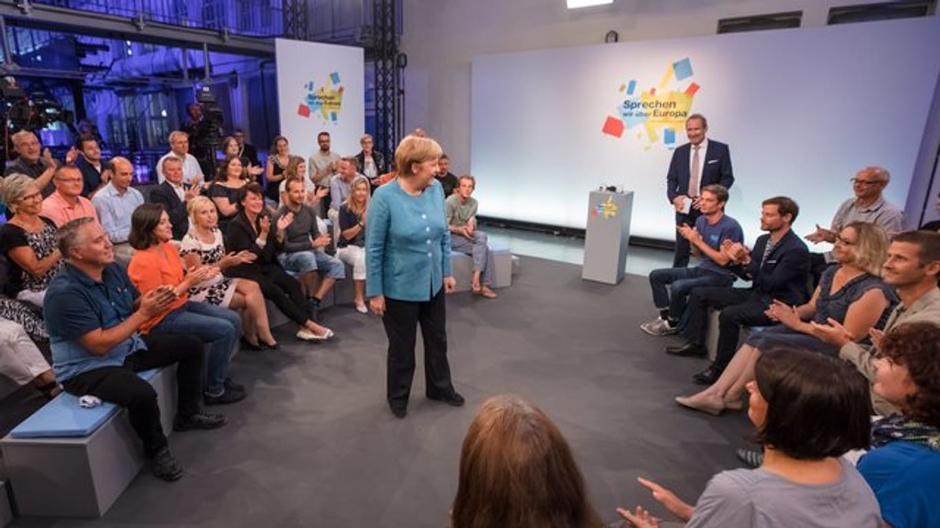 Bundeskanzlerin Angela Merkel beantwortet in der Diskussionsrunde beim Bürgerdialog in Jena Fragen der Teilnehmer.