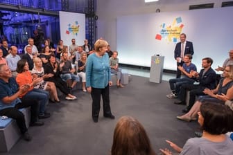 Bundeskanzlerin Angela Merkel beantwortet in der Diskussionsrunde beim Bürgerdialog in Jena Fragen der Teilnehmer.