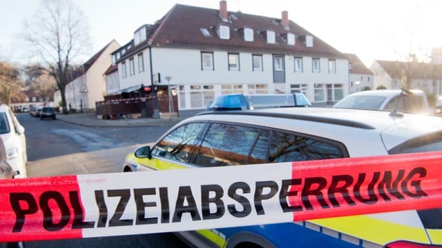 Ein Polizeiwagen steht am Tatort in Salzgitter: Ein zwölfjähriges Mädchen war hier der Silvesternacht angeschossen worden. Ein Polizeiwagen steht am Tatort in Salzgitter: Ein zwölfjähriges Mädchen war hier der Silvesternacht angeschossen worden.