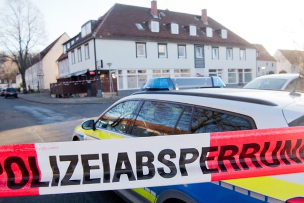 Ein Polizeiwagen steht am Tatort in Salzgitter: Ein zwölfjähriges Mädchen war hier der Silvesternacht angeschossen worden.