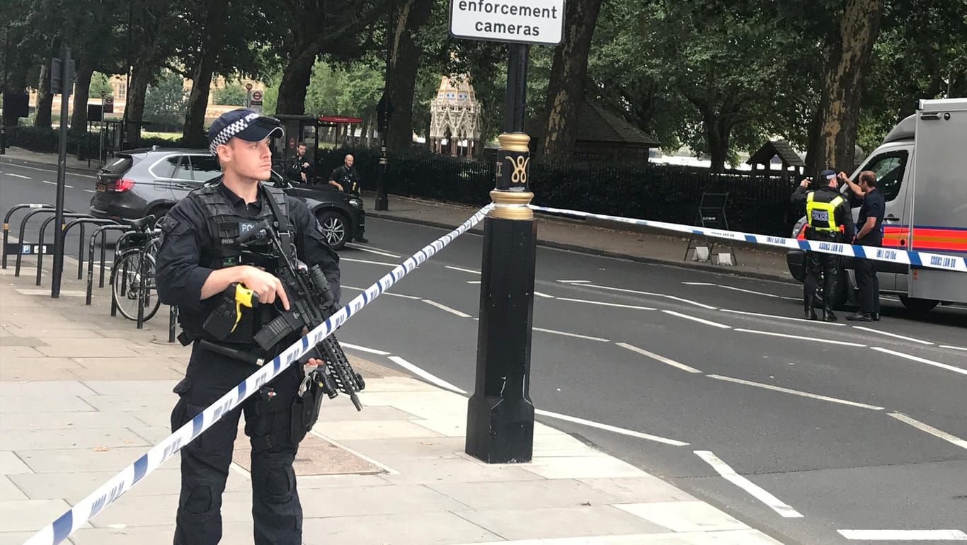 Polizisten sperren eine Straße: Ein Mann fährt ist mit einem Auto in eine Absperrung vor dem Londoner Parlament gefahren. Mehrere Menschen wurden verletzt.