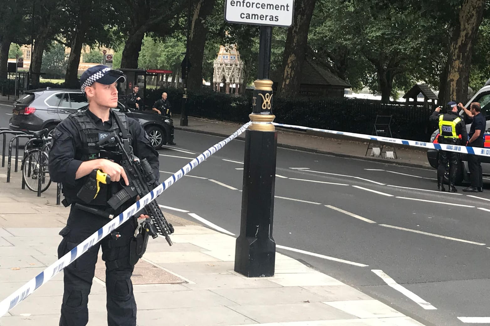 Polizisten sperren eine Straße: Ein Mann fährt ist mit einem Auto in eine Absperrung vor dem Londoner Parlament gefahren. Mehrere Menschen wurden verletzt.