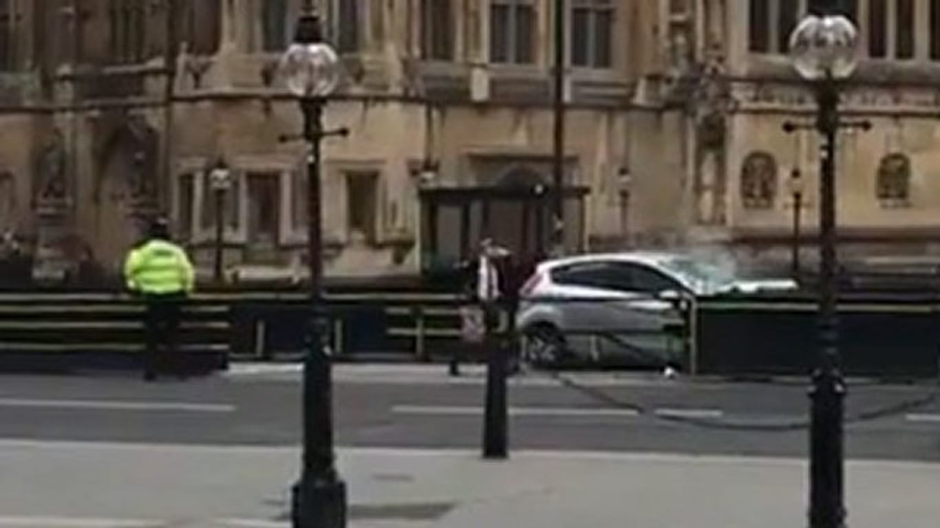 Vor dem Parlament in London ist eine Auto in eine Sicherheitsabsperrung gefahren.