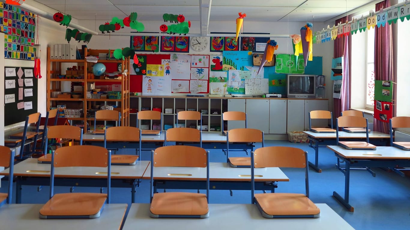 Das Klassenzimmer einer Grundschule: Zum Start des neuen Schuljahres fehlen besonders an Grund-, Förder- und Berufsschulen tausende Lehrer.
