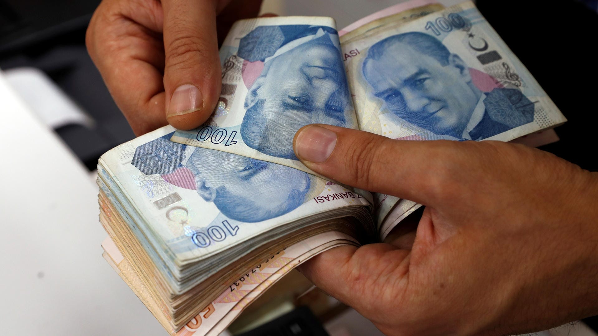 Ein Bündel von Lira-Banknoten: Maßnahmen der türkischen Zentralbank haben den Kurssturz der Währung vorerst stoppen können. Ein Bündel von Lira-Banknoten: Maßnahmen der türkischen Zentralbank haben den Kurssturz der Währung vorerst stoppen können.