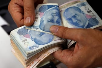 Ein Bündel von Lira-Banknoten: Maßnahmen der türkischen Zentralbank haben den Kurssturz der Währung vorerst stoppen können.