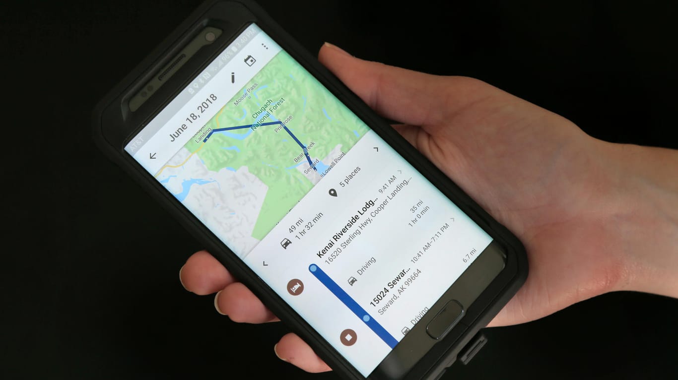 Google Maps auf einem Smartphone: Die App speichert Nutzer-Standorte, auch wenn die Option abgeschaltet ist.
