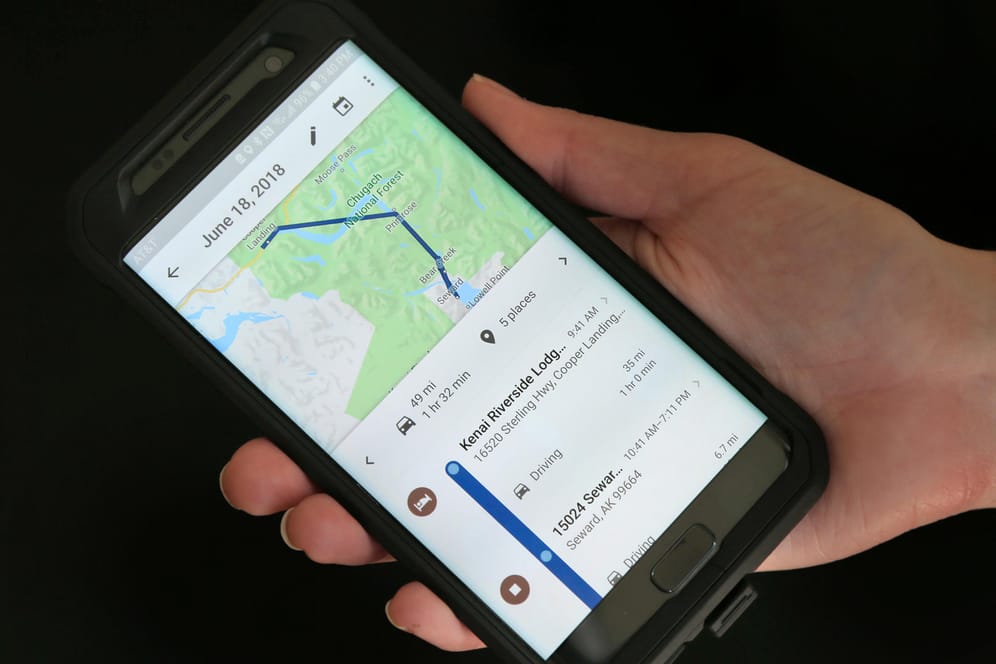 Google Maps auf einem Smartphone: Die App speichert Nutzer-Standorte, auch wenn die Option abgeschaltet ist.