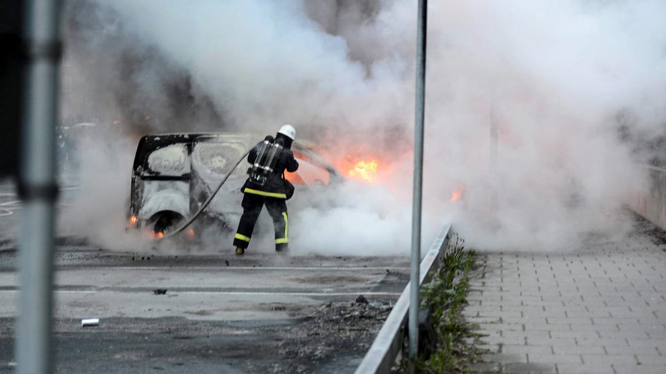 Bilder aus dem Archiv: Vor fünf Jahren randalierten Jugendliche in Stockholm und setzten Autos in Brand.