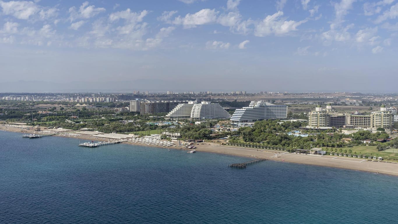 Große Hotelanlagen am Strand der Türkei: Europäische Geldhäuser haben Millionensummen in die Türkei investiert. Bricht die Wirtschaft dort zusammen, drohen auch ihnen Probleme.