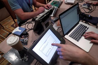 Hacker manipulieren einen US-Wahlcomputer: Auf der Hackerkonferenz in Las Vegas konnten sich Kinder im manipulieren von Wahlergebnissen üben.