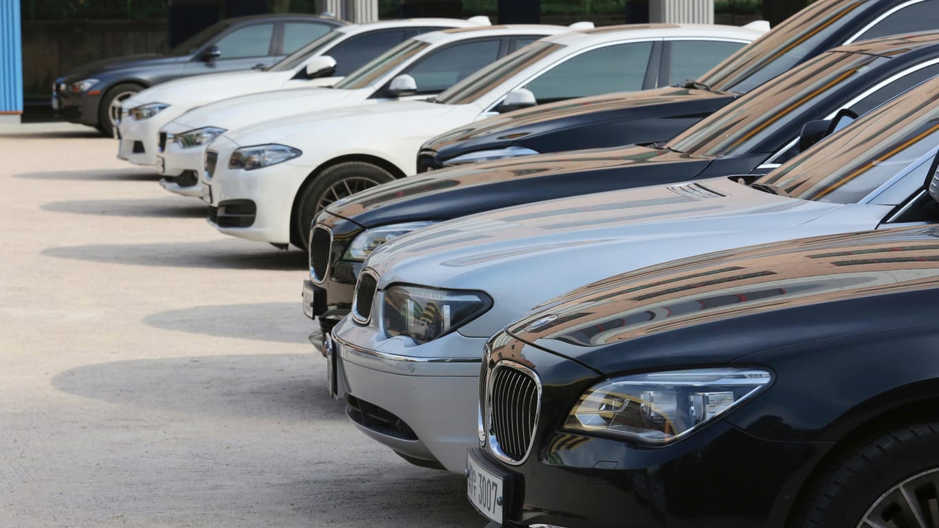 Geparkte BMW in Südkorea: Die Autos stehen auf dem Parkplatz in der Nähe eines Service-Centers von BMW.