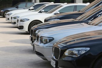 Geparkte BMW in Südkorea: Die Autos stehen auf dem Parkplatz in der Nähe eines Service-Centers von BMW.