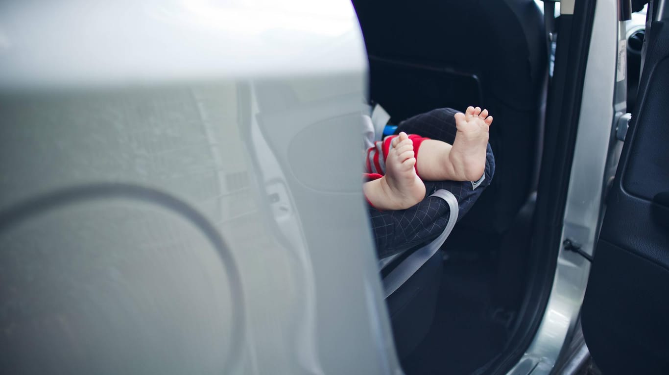 Gefangen im Auto: Bei den heißen Sommertemperaturen wird ein Auto für Kinder zur Todesfalle. (Symbolfoto)