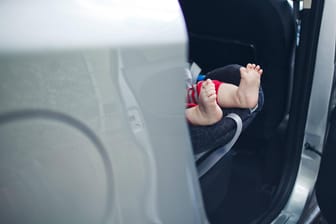 Gefangen im Auto: Bei den heißen Sommertemperaturen wird ein Auto für Kinder zur Todesfalle. (Symbolfoto)