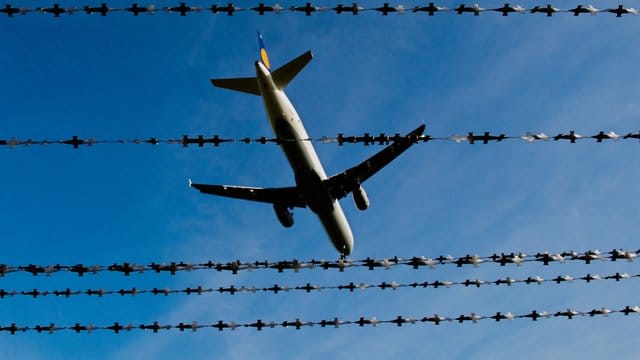 Flugzeug fliegt hinter Stacheldraht: In der Maschine, die am Dienstagabend in München startete, saßen 46 afghanische Staatsbürger (Symbolfoto).