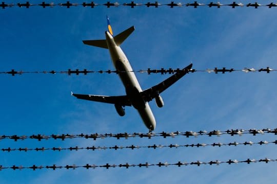 Flugzeug fliegt hinter Stacheldraht: In der Maschine, die am Dienstagabend in München startete, saßen 46 afghanische Staatsbürger (Symbolfoto).