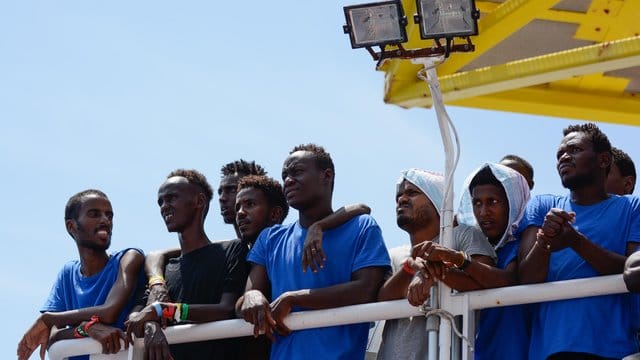 Nach tagelangem Warten auf die Zuweisung eines sicheren Hafens darf die "Aquarius" mit 141 Flüchtlingen an Bord in Malta anlegen.