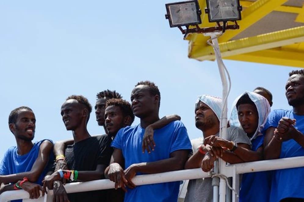Nach tagelangem Warten auf die Zuweisung eines sicheren Hafens darf die "Aquarius" mit 141 Flüchtlingen an Bord in Malta anlegen.