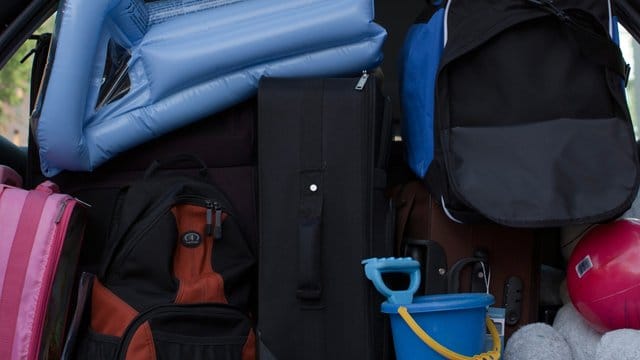 Wer sein Auto über 20 Prozent überlädt, muss mit einem Bußgeld zwischen 95 und 230 Euro sowie einen Punkt in Flensburg rechnen. Wer sein Auto über 20 Prozent überlädt, muss mit einem Bußgeld zwischen 95 und 230 Euro sowie einen Punkt in Flensburg rechnen.
