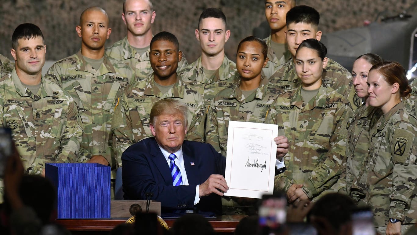 Frisch unterzeichnet: US-Präsident Donald Trump mit dem Gesetz für den Militärhaushalt 2018. Er umfasst 716 Milliarden Dollar. Ungefähr ein Tausendstel der Summe, gut 700 Millionen Dollar, sind für Bauprojekte in Deutschland vorgesehen.